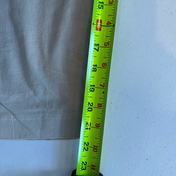 Daisy Fuentes cropped light khaki capris - Picture 5 of 6